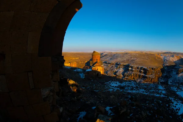トルコ カルスの雪のアニの下の歴史的遺跡 — ストック写真