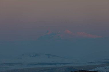 Ani harabeler ve Ermeni sınırı, mükemmel gün batımı.