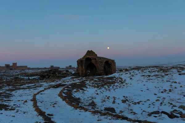 突然の廃墟とアルメニアの国境完璧な日没 — ストック写真