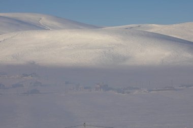 Nehir sınırı, sağ taraf Ermenistan ve sol taraf acı şehri