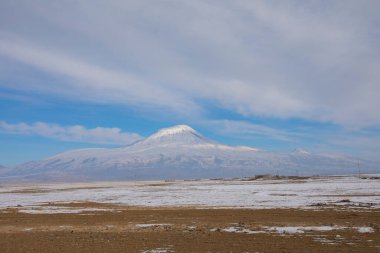 Ararat Dağı etekleri, donmuş göl ve oyun oynayan çocuklar