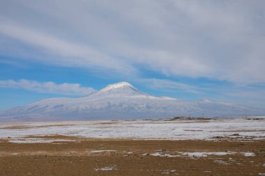 Ararat Dağı etekleri, donmuş göl ve oyun oynayan çocuklar