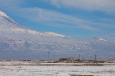 Ararat Dağı etekleri, donmuş göl ve oyun oynayan çocuklar