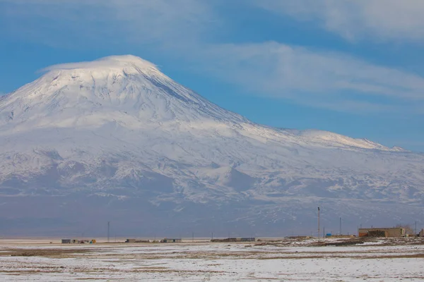 Ararat Dağı etekleri, donmuş göl ve oyun oynayan çocuklar