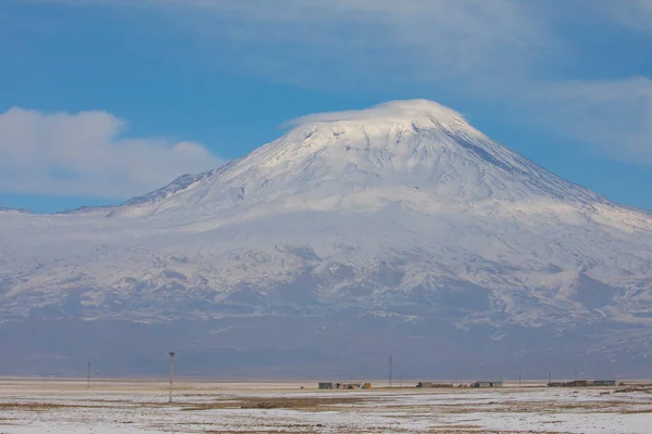 Ararat Dağı Etekleri Donmuş Göl Oyun Oynayan Çocuklar — Stok fotoğraf