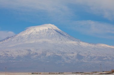 Ararat Dağı etekleri, donmuş göl ve oyun oynayan çocuklar