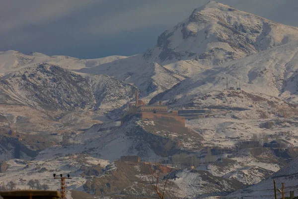 View Ishak Pasha Palace Snowed Mountains Views Dogubayazit Turkey — Stock Photo, Image