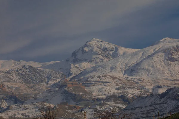 Karlı Dağlar Dogubayazit Üzerindeki Manzaralı Ishak Paşa Sarayı Manzarası — Stok fotoğraf