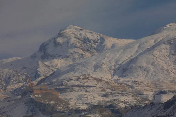 Widok Pałac Ishak Pasza Śnieżnymi Górami Widokiem Dogubayazit Turcja — Zdjęcie stockowe