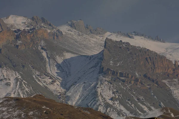 Blick Auf Den Ishak Pascha Palast Mit Verschneiten Bergen Und — Stockfoto