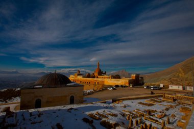 Karlı dağlar ve Dogubayazit üzerindeki manzaralı Ishak Paşa sarayı manzarası.