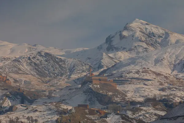 Widok Pałac Ishak Pasza Śnieżnymi Górami Widokiem Dogubayazit Turcja — Zdjęcie stockowe