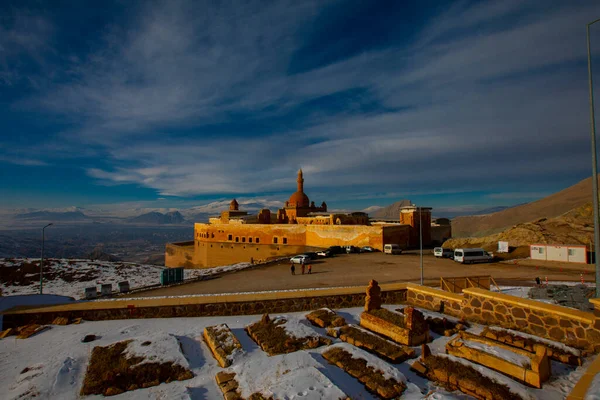 Utsikt Över Ishak Pasha Palats Med Snötäckta Berg Och Utsikt — Stockfoto