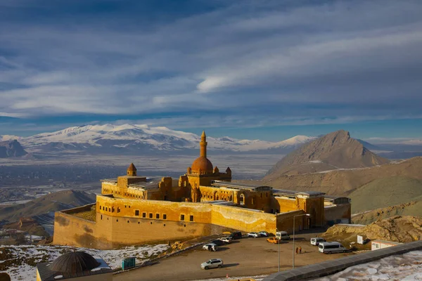 View Ishak Pasha Palace Snowed Mountains Views Dogubayazit Turkey — Stock Photo, Image