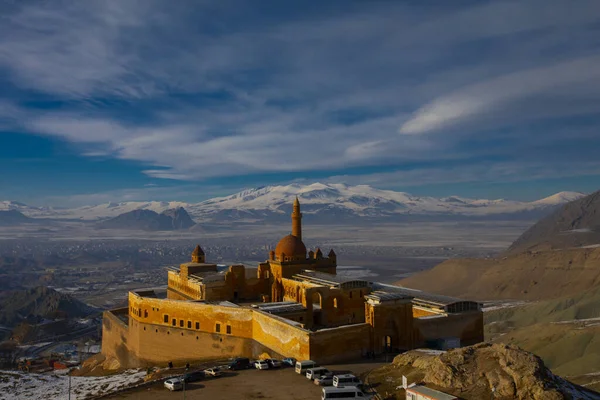 Karlı dağlar ve Dogubayazit üzerindeki manzaralı Ishak Paşa sarayı manzarası.