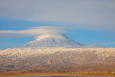 Ishak Paşa Sarayı ve Mount Pain View / Dogubeyazt - Türkiye.