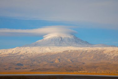 Ishak Paşa Sarayı ve Mount Pain View / Dogubeyazt - Türkiye.