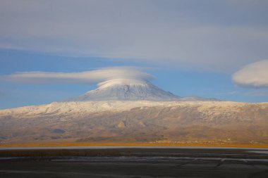 Ishak Paşa Sarayı ve Mount Pain View / Dogubeyazt - Türkiye.