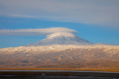 Ishak Paşa Sarayı ve Mount Pain View / Dogubeyazt - Türkiye.