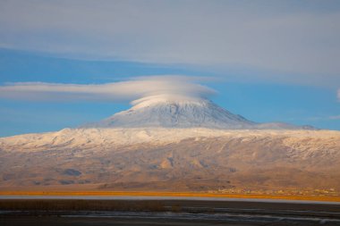Ishak Paşa Sarayı ve Mount Pain View / Dogubeyazt - Türkiye.