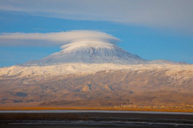 Ishak Paşa Sarayı ve Mount Pain View / Dogubeyazt - Türkiye.