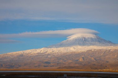 Ishak Paşa Sarayı ve Mount Pain View / Dogubeyazt - Türkiye.