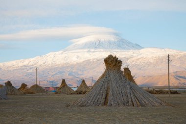 Ishak Paşa Sarayı ve Mount Pain View / Dogubeyazt - Türkiye.