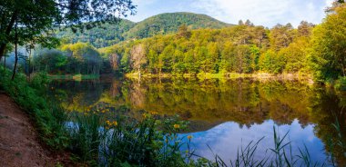 Tesvikiye 'de ağaçlarla çevrili Türkiye, Yalova, Dipsiz Gölü