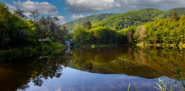 Tesvikiye 'de ağaçlarla çevrili Türkiye, Yalova, Dipsiz Gölü