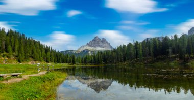 Antorno Gölü 'nün görkemli manzarası. İtalya' nın Doğu Dolomitleri 'nde Tre Cime di Lavaredo' nun ünlü Dolomites dağı. Güzel doğa manzarası ve manzaralı seyahat yeri.