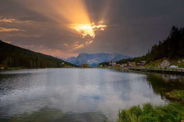 Antorno Gölü 'nün görkemli manzarası. İtalya' nın Doğu Dolomitleri 'nde Tre Cime di Lavaredo' nun ünlü Dolomites dağı. Güzel doğa manzarası ve manzaralı seyahat yeri.