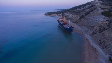 Kıyıya vurmuş bir gemi enkazı.