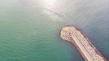 Yavuz Sultan Selim Köprüsü ya da Üçüncü Boğaz Köprüsü, İstanbul Boğazı 'nın kuzey tarafında Karadeniz kıyısına bakan bir köprüdür..