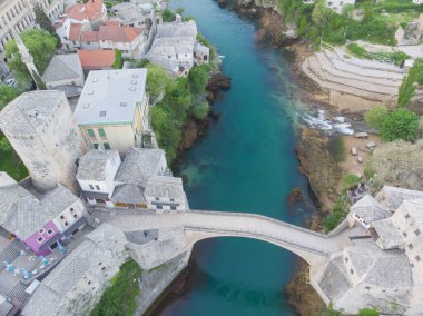 Bosna-Hersek 'teki Mostar Köprüsü ve Neretva Nehri' nin hava manzarası