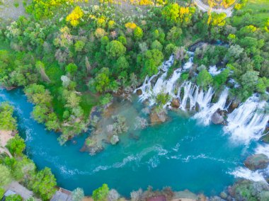 Bosna-Hersek 'teki Kravice şelalesinin hava manzarası