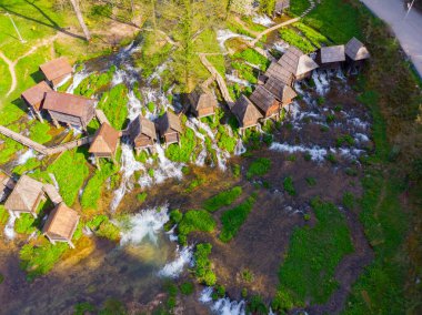 Bosna 'nın ikonik yerlerine yolculuk! Jajce De Travnik ve Pliva gölleri, su değirmenleri, tarihi kasabalar ve güzel manzaralar unutulmazdır..