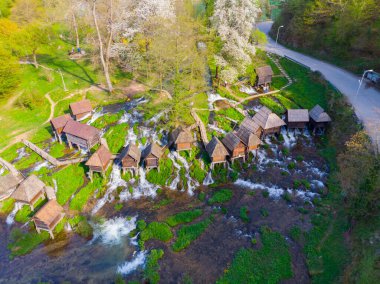 Bosna 'nın ikonik yerlerine yolculuk! Jajce De Travnik ve Pliva gölleri, su değirmenleri, tarihi kasabalar ve güzel manzaralar unutulmazdır..