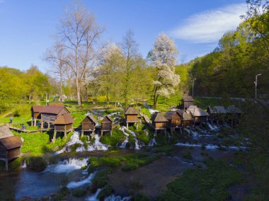 Bosna 'nın ikonik yerlerine yolculuk! Jajce De Travnik ve Pliva gölleri, su değirmenleri, tarihi kasabalar ve güzel manzaralar unutulmazdır..
