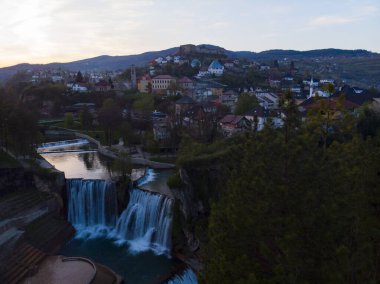 Bu muhteşem şelale Jajce kasabasının tam ortasında, bu yüzden farklı açılardan göreceksiniz..