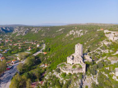 Pocitel, 1383 yılında Bosna Kralı I. Stjepan Tvrtko tarafından Neretva Nehri kıyısında bir savunma noktası olarak kurulmuştur..