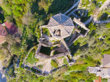 Pocitel, 1383 yılında Bosna Kralı I. Stjepan Tvrtko tarafından Neretva Nehri kıyısında bir savunma noktası olarak kurulmuştur..