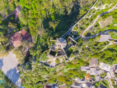 Pocitel, 1383 yılında Bosna Kralı I. Stjepan Tvrtko tarafından Neretva Nehri kıyısında bir savunma noktası olarak kurulmuştur..