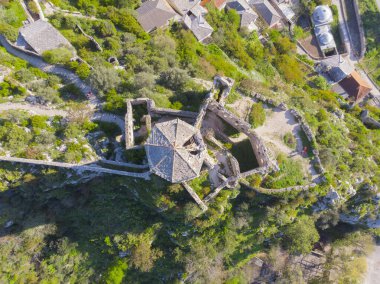 Pocitel, 1383 yılında Bosna Kralı I. Stjepan Tvrtko tarafından Neretva Nehri kıyısında bir savunma noktası olarak kurulmuştur..