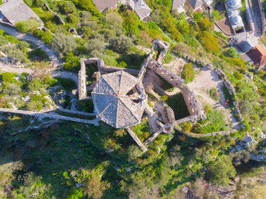 Pocitel, 1383 yılında Bosna Kralı I. Stjepan Tvrtko tarafından Neretva Nehri kıyısında bir savunma noktası olarak kurulmuştur..