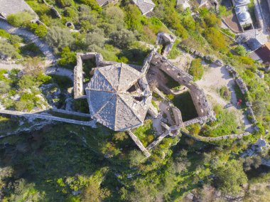 Pocitel, 1383 yılında Bosna Kralı I. Stjepan Tvrtko tarafından Neretva Nehri kıyısında bir savunma noktası olarak kurulmuştur..