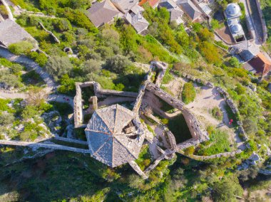 Pocitel, 1383 yılında Bosna Kralı I. Stjepan Tvrtko tarafından Neretva Nehri kıyısında bir savunma noktası olarak kurulmuştur..