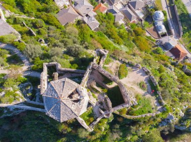 Pocitel, 1383 yılında Bosna Kralı I. Stjepan Tvrtko tarafından Neretva Nehri kıyısında bir savunma noktası olarak kurulmuştur..