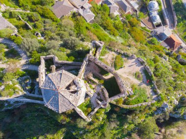 Pocitel, 1383 yılında Bosna Kralı I. Stjepan Tvrtko tarafından Neretva Nehri kıyısında bir savunma noktası olarak kurulmuştur..