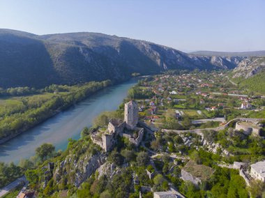 Pocitel, 1383 yılında Bosna Kralı I. Stjepan Tvrtko tarafından Neretva Nehri kıyısında bir savunma noktası olarak kurulmuştur..