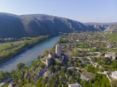 Pocitel, 1383 yılında Bosna Kralı I. Stjepan Tvrtko tarafından Neretva Nehri kıyısında bir savunma noktası olarak kurulmuştur..